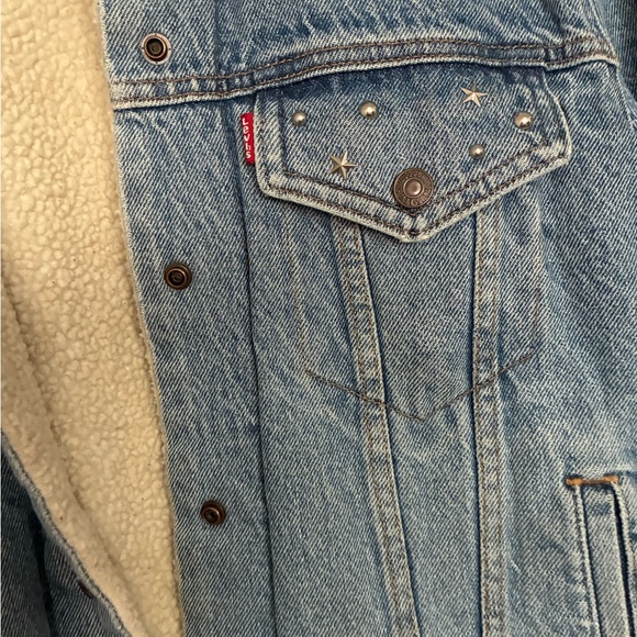 Levi's Light Blue Denim Jacket with Cream Sherpa Lining - Picture 3 of 5